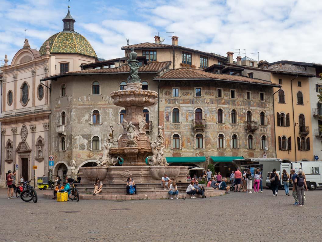 Trento Piazza Duomo met fontein