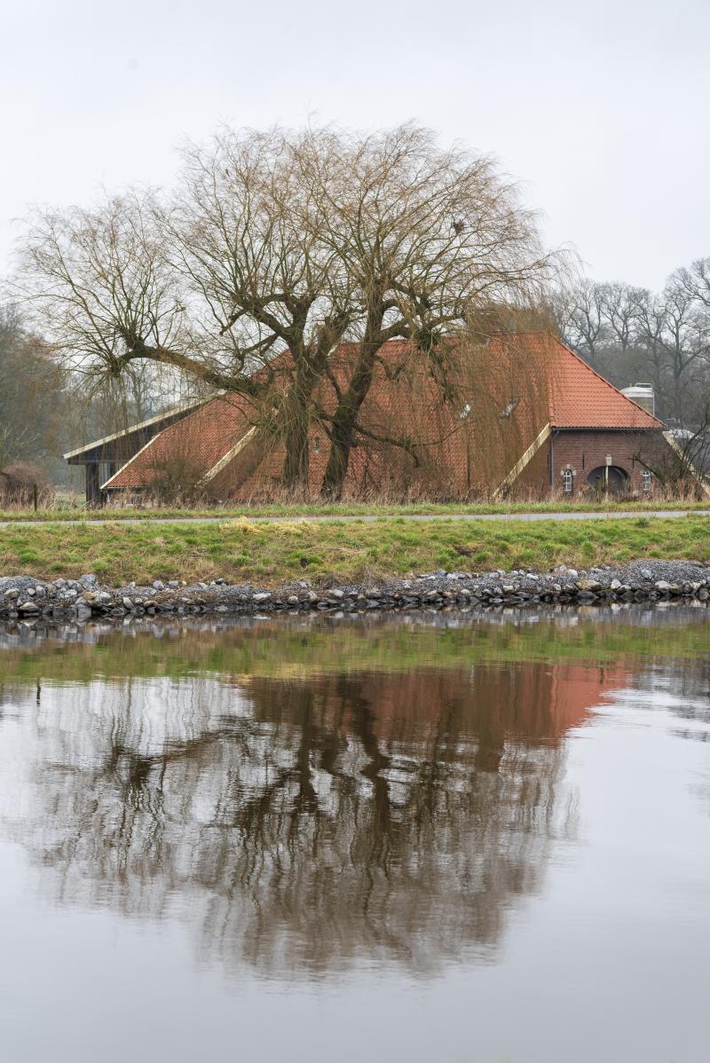 Twentekanaal boerderij achter dijk