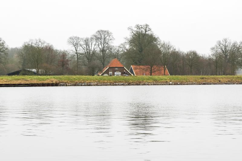 Twentekanaal huis achter dijk