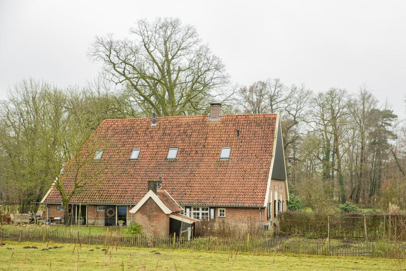 Oele huis bij kanaal