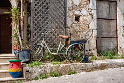 Lefkas fiets in dorpje