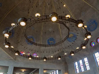 Synagoge plafond koepel met lampen
