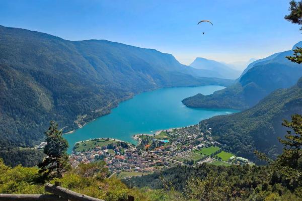 Molveno met meer vanaf boven