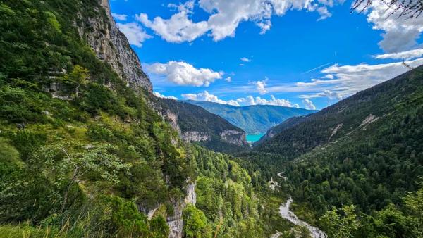 vanaf R. Croz dell'Altissimo, het pad en Meer van Molveno