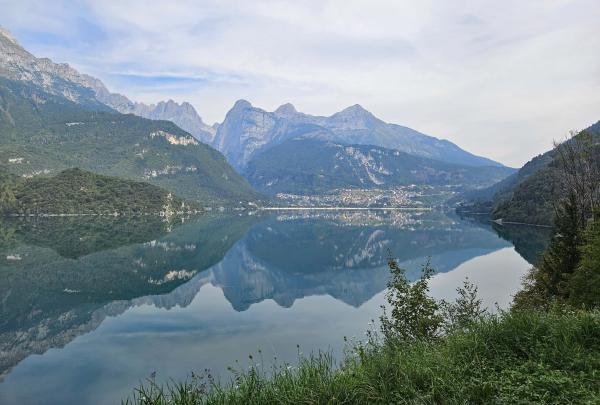 Lago di Molveno vanaf de zuidpunt