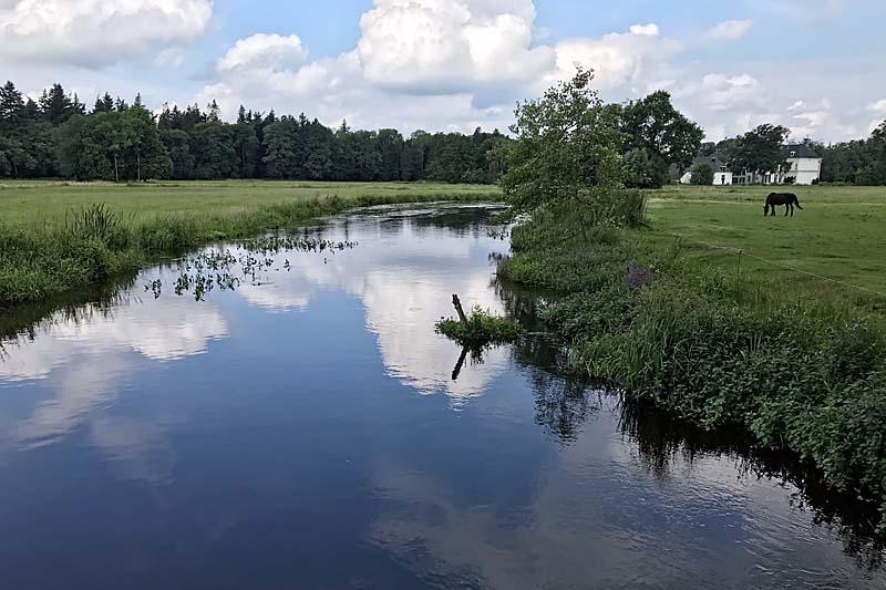 Dinkel door Singraven met wolkenspiegeling