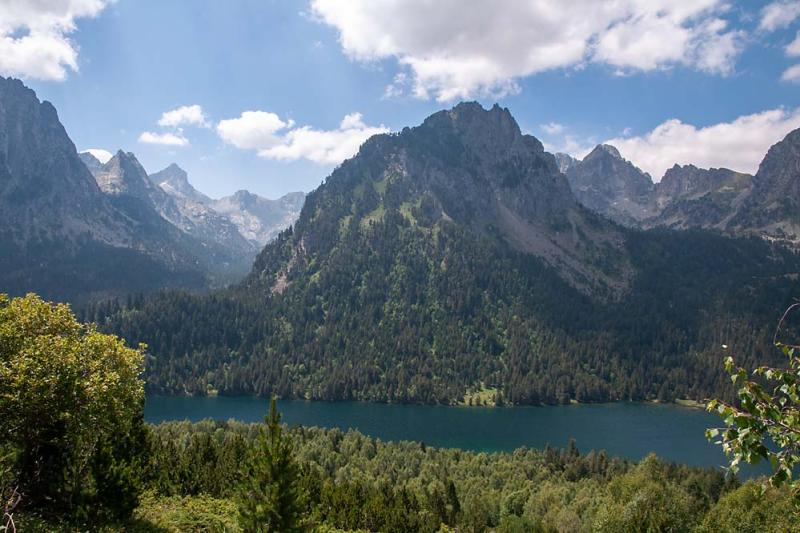 Pyreneeën zicht op bergen en meer