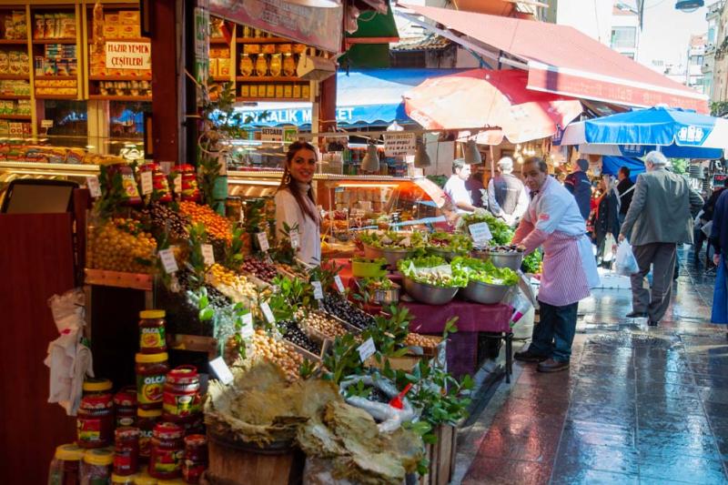 groente- en fruitwinkel met verkoopster