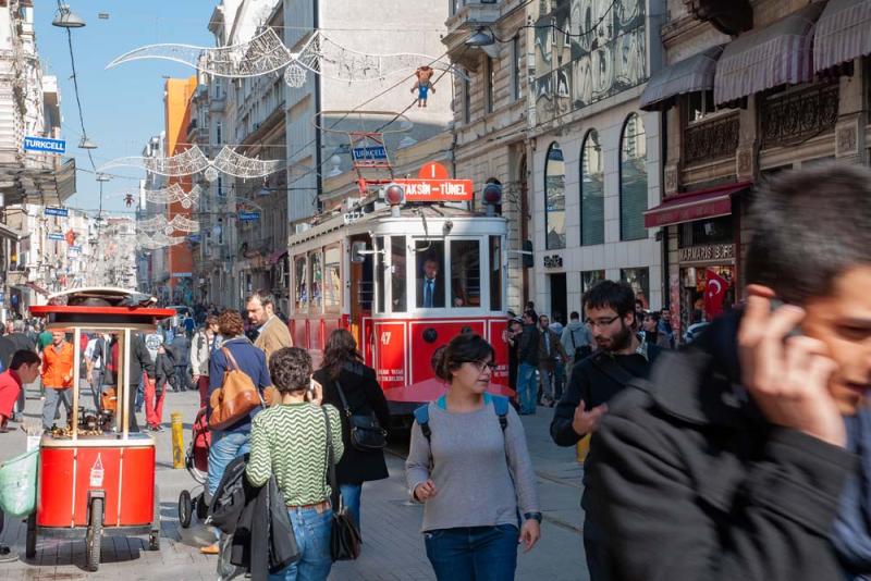 Winkelstraat met trammetje