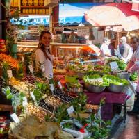 groente- en fruitwinkel met verkoopster