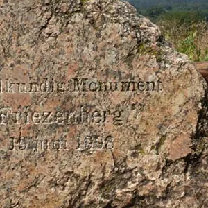 Friezenberg met steen, aardkundig monument