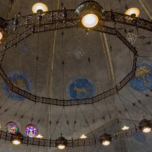 Synagoge plafond koepel met lampen