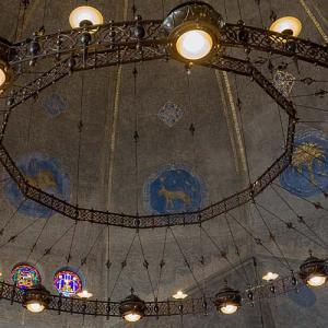 Synagoge plafond koepel met lampen