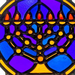 Synagoge glas-in-lood detail menora