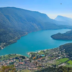 Molveno met meer vanaf boven