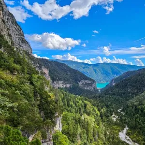 vanaf R. Croz dell'Altissimo, het pad en Meer van Molveno