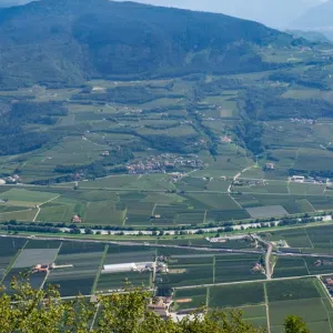 uitzicht op snelweg en Adige