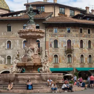 Trento Piazza Duomo met fontein