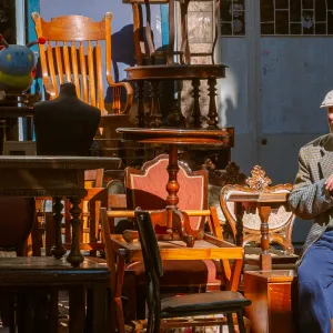 Man met meubels